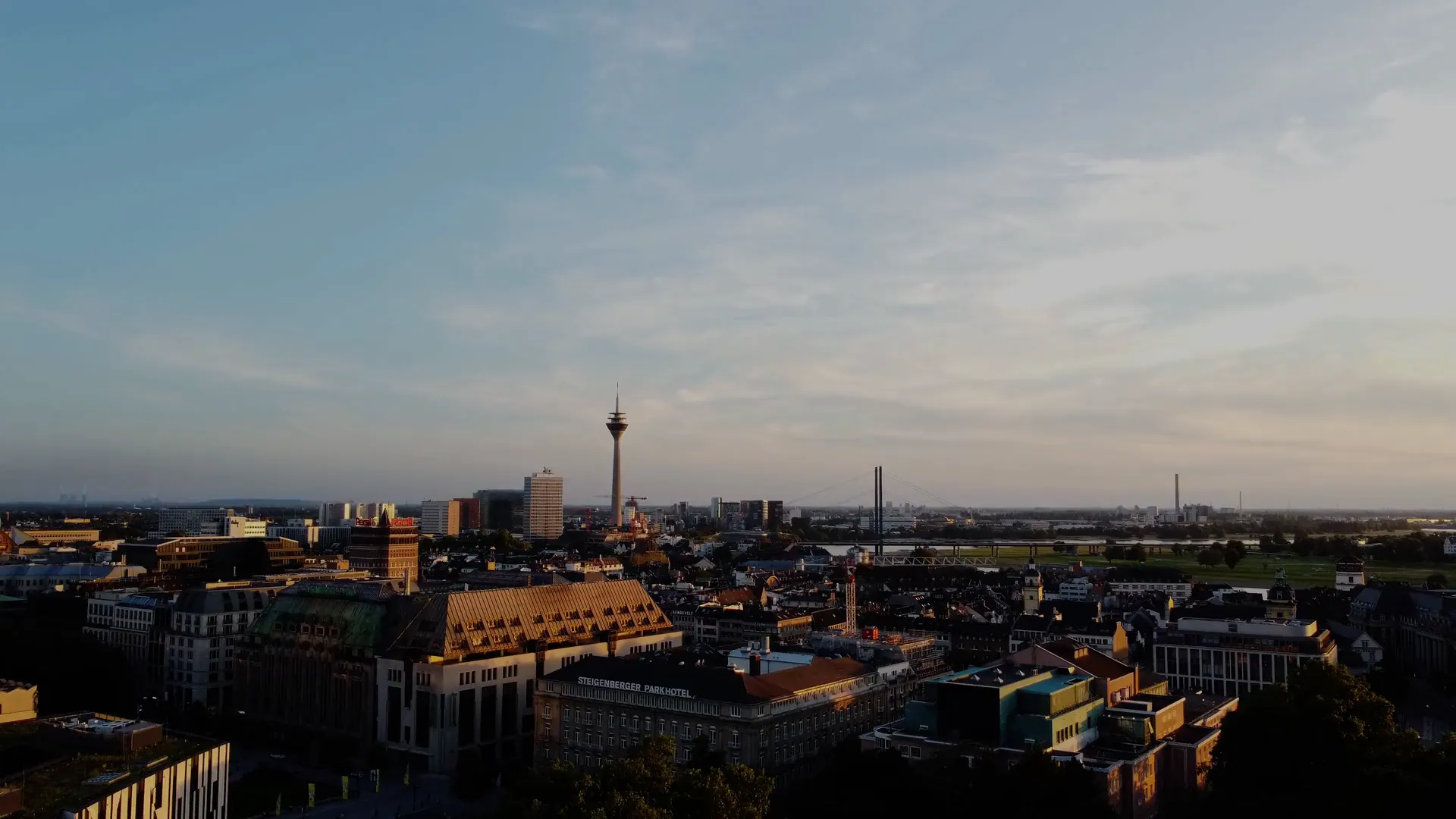 Blick über die Düsseldorfer Dächer auf den Rheinturm am Abend